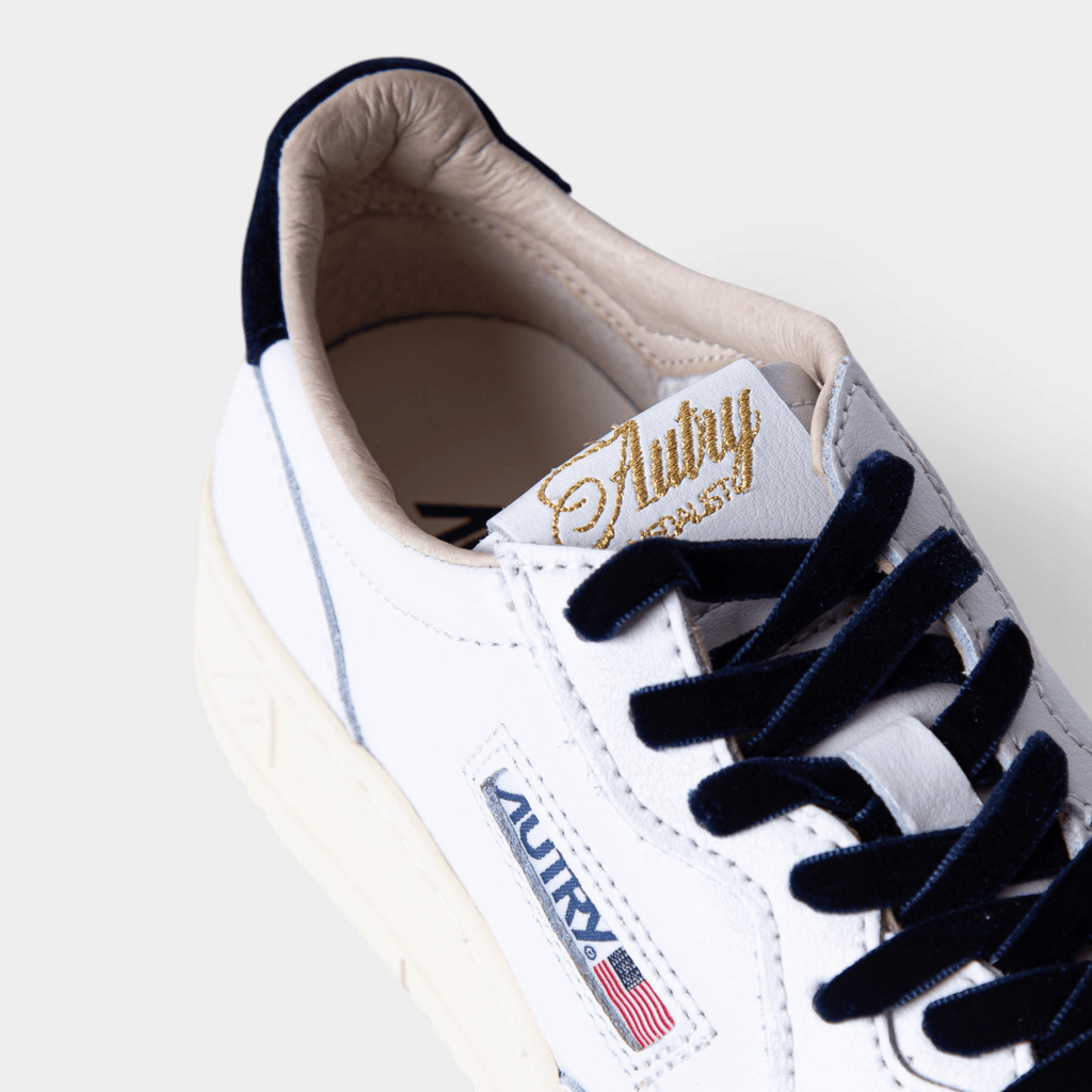 AUTRY - Autry Sneakers Medalist in pelle bianca e dettagli in velluto - Blu/6 - Hubert Humangoods