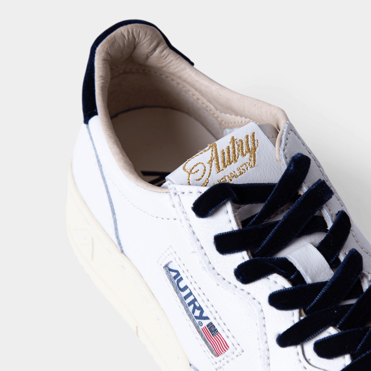 AUTRY - Autry Sneakers Medalist in pelle bianca e dettagli in velluto - Blu/6 - Hubert Humangoods