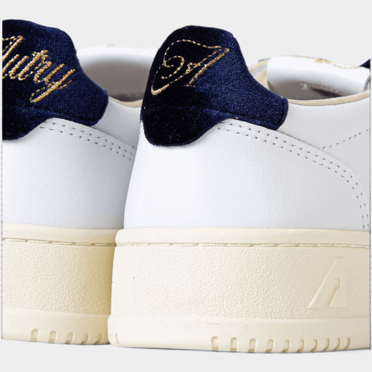 AUTRY - Autry Sneakers Medalist in pelle bianca e dettagli in velluto - Blu/7 - Hubert Humangoods