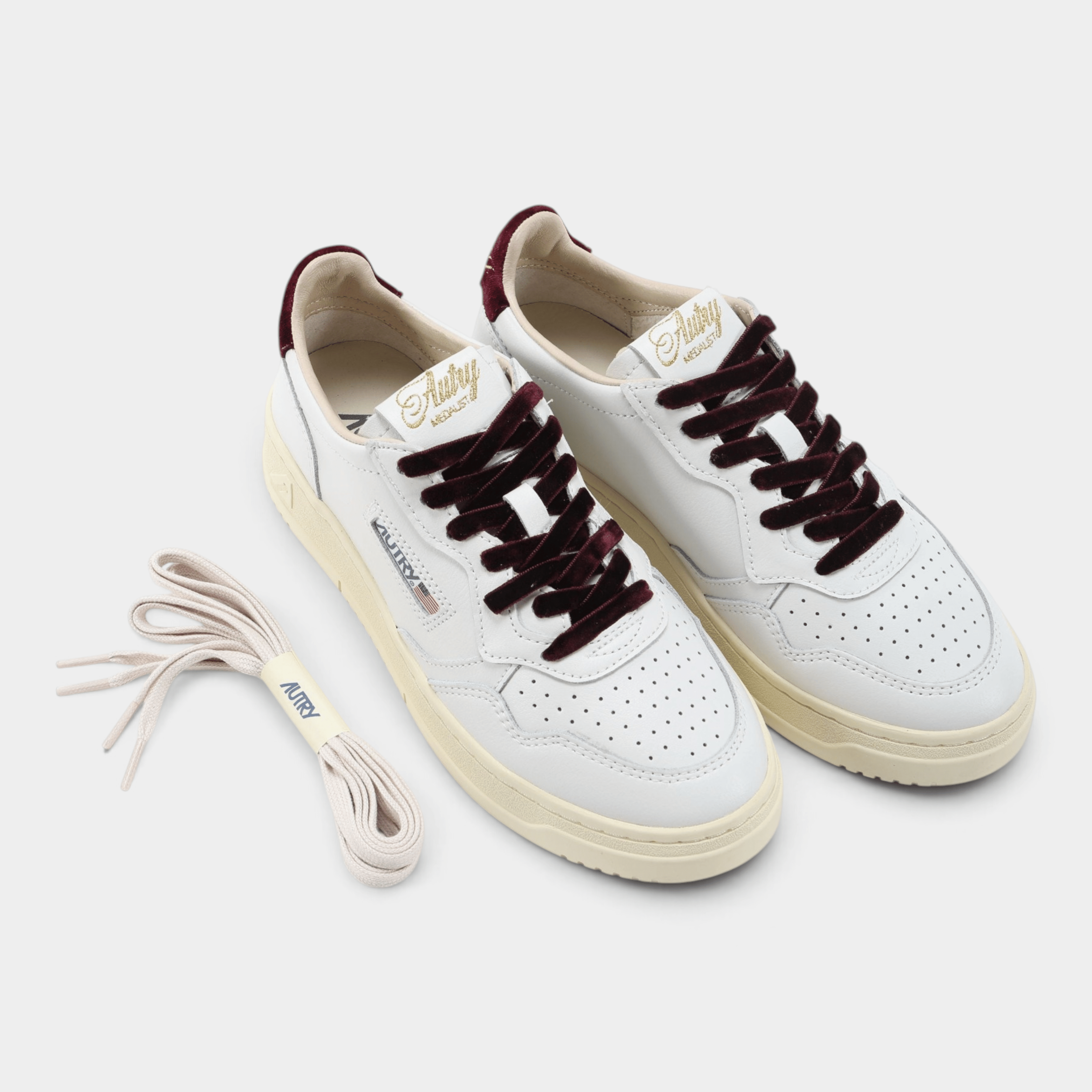 AUTRY - Autry Sneakers Medalist in pelle bianca e dettagli in velluto - Bordeaux/3 - Hubert Humangoods
